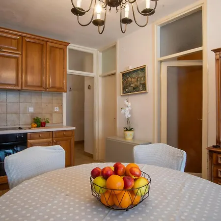 Spacious 2-bedroom Near Center - Nata *