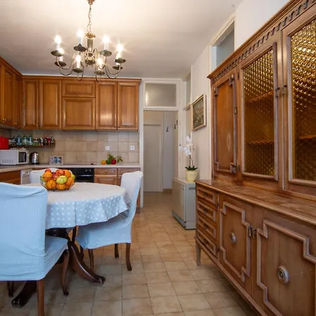Spacious 2-bedroom Near Center - Nata Split