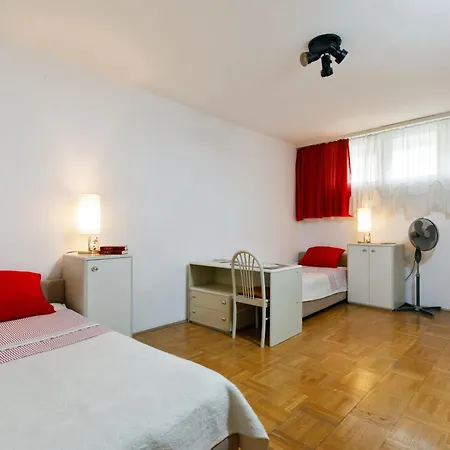 Spacious 2-bedroom Near Center - Nata شقة *