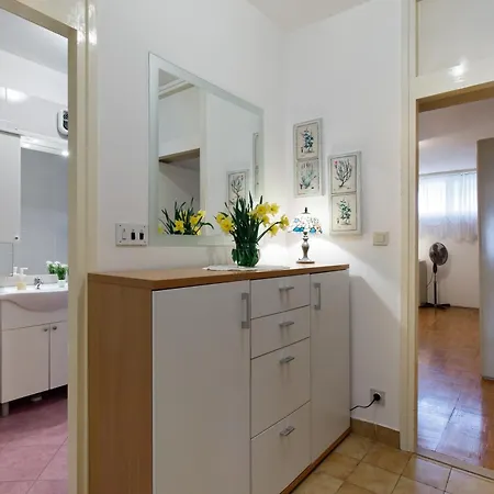 Spacious 2-bedroom Near Center - Nata Appartement