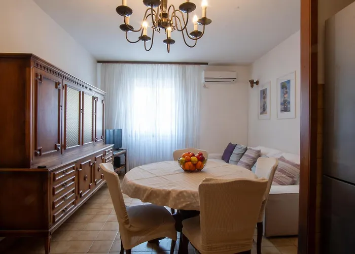 Spacious 2-bedroom Near Center - Nata