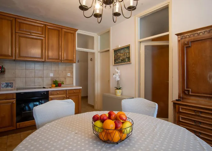 Spacious 2-bedroom Near Center - Nata *